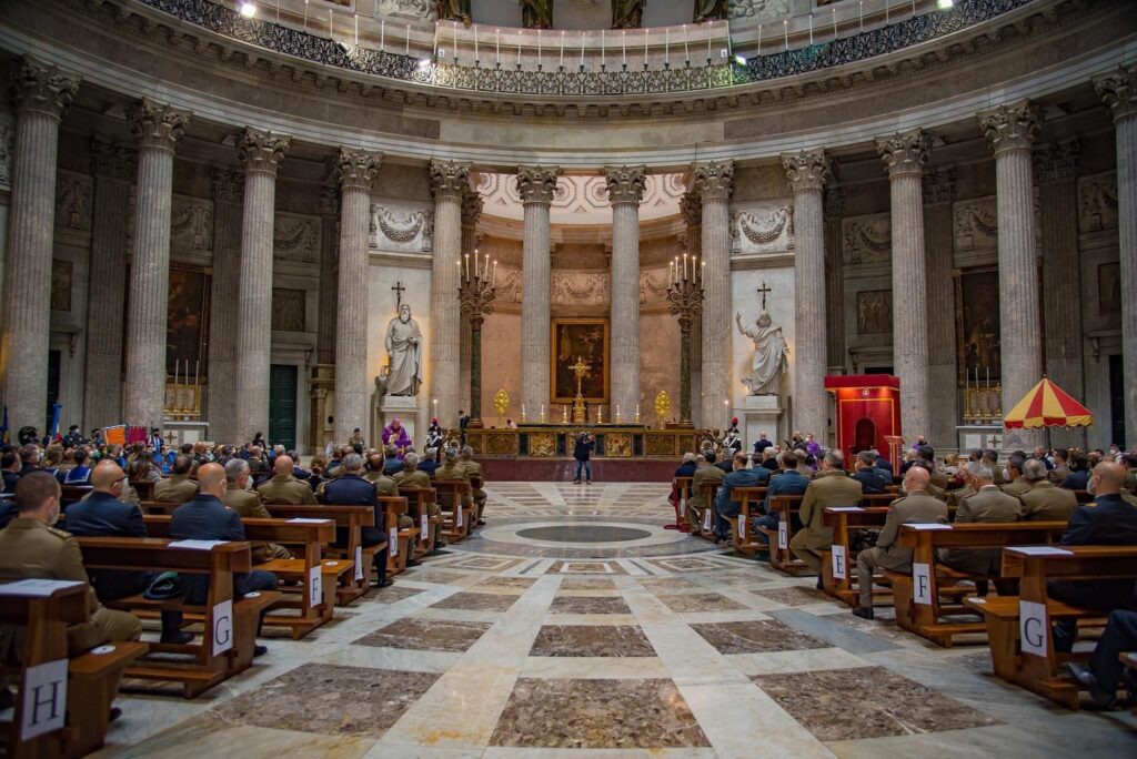 In chiesa a Napoli arriva il candeliere digitale a distanza - Notizie 